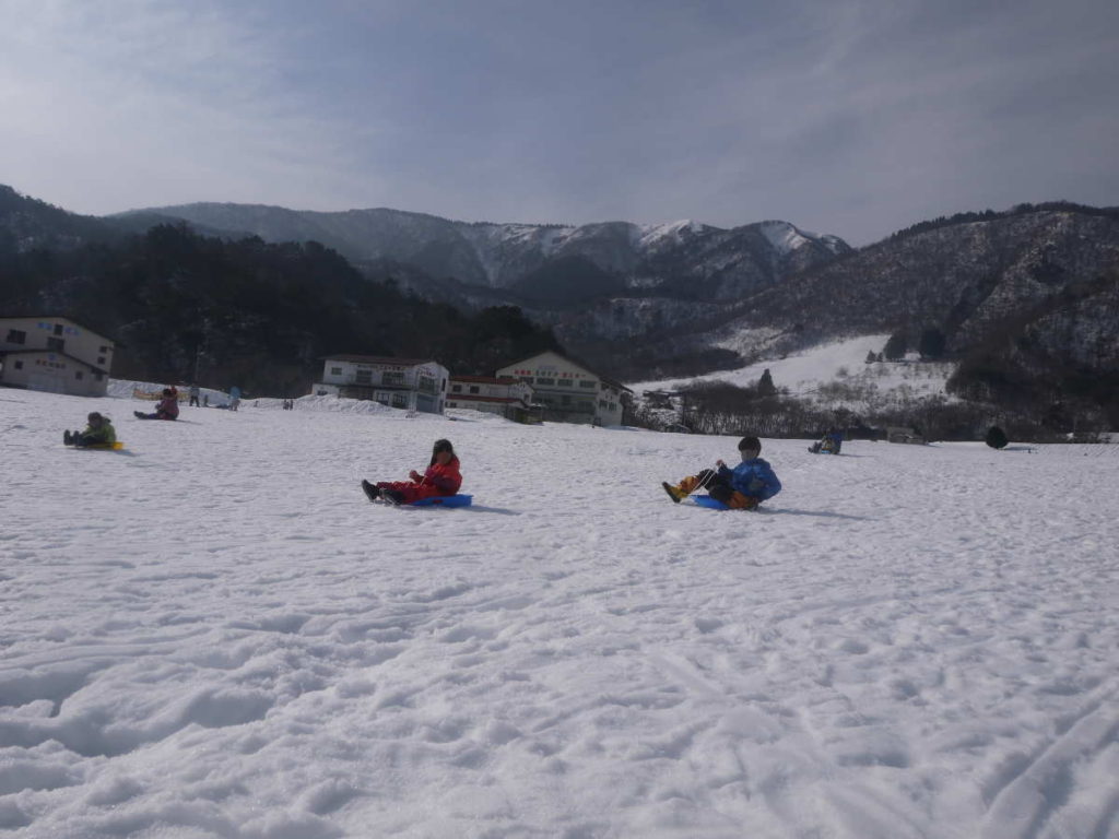 体験記 マキノ高原スキー場 滋賀県 で そりや雪だるまで雪遊び そらとび